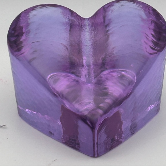 FIRE AND LIGHT RECYCLED GLASS PURPLE HEART PAPER WEIGHT SIGNED 2007 - Picture 1 of 11